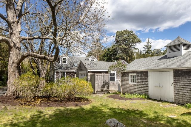 12 Noyes Ave, Mattapoisett, MA 02739