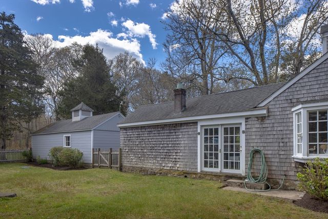 12 Noyes Ave, Mattapoisett, MA 02739