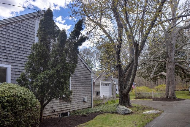 12 Noyes Ave, Mattapoisett, MA 02739