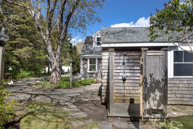 12 Noyes Ave, Mattapoisett, MA 02739