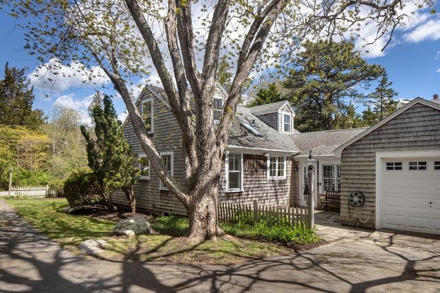 12 Noyes Ave, Mattapoisett, MA 02739