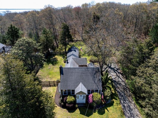 12 Noyes Ave, Mattapoisett, MA 02739