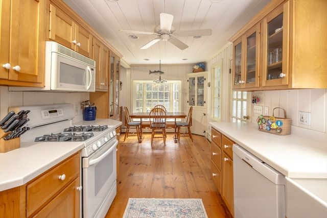 12 Noyes Ave, Mattapoisett, MA 02739