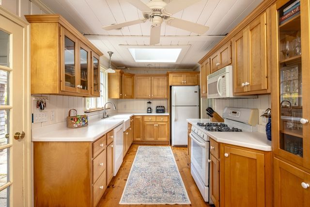 12 Noyes Ave, Mattapoisett, MA 02739