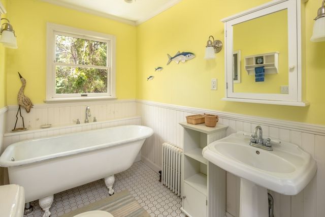 12 Noyes Ave, Mattapoisett, MA 02739