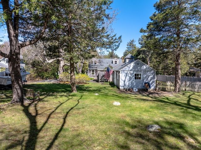 12 Noyes Ave, Mattapoisett, MA 02739