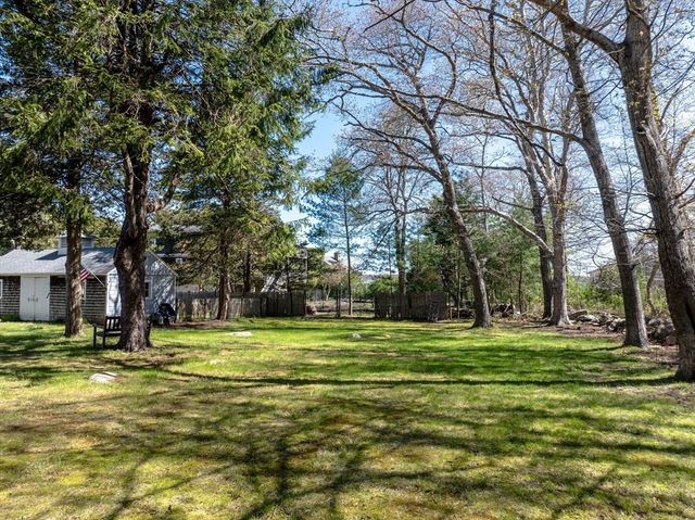 12 Noyes Ave, Mattapoisett, MA 02739