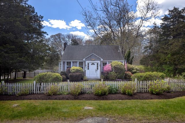 12 Noyes Ave, Mattapoisett, MA 02739