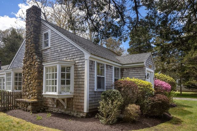 12 Noyes Ave, Mattapoisett, MA 02739