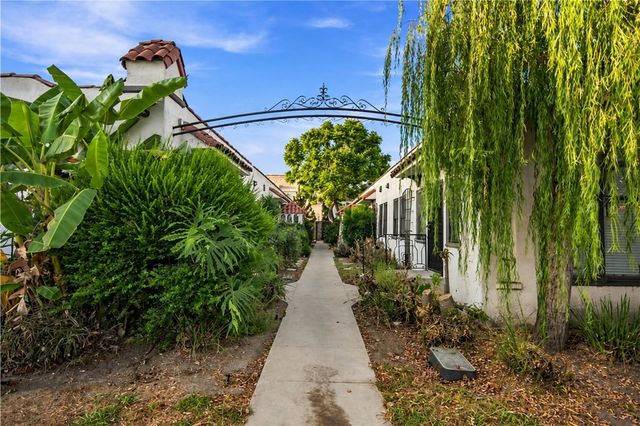 1042 W 57th Street, Los Angeles, CA 90037