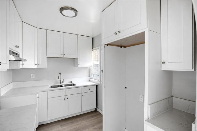 1042 W 57th Street, Los Angeles, CA 90037