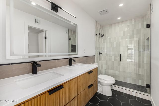 5207 N 24TH Street 201, Phoenix, AZ 85016