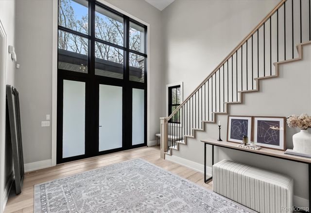 5200 Windingwood Drive, Bloomfield Charter Township, MI 48302