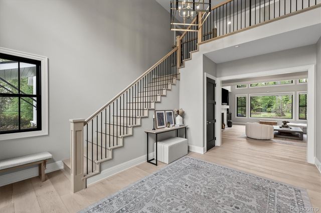 5200 Windingwood Drive, Bloomfield Charter Township, MI 48302