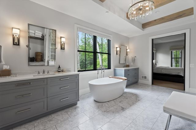 5200 Windingwood Drive, Bloomfield Charter Township, MI 48302