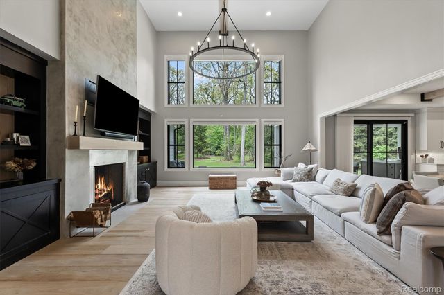 5200 Windingwood Drive, Bloomfield Charter Township, MI 48302