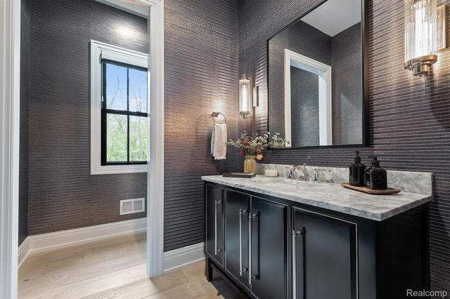 5200 Windingwood Drive, Bloomfield Charter Township, MI 48302