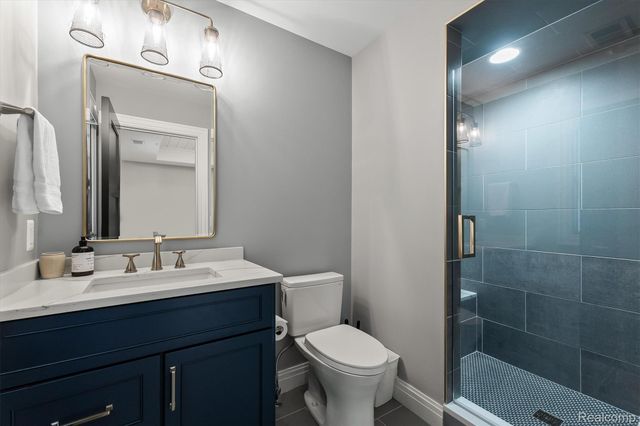 5200 Windingwood Drive, Bloomfield Charter Township, MI 48302