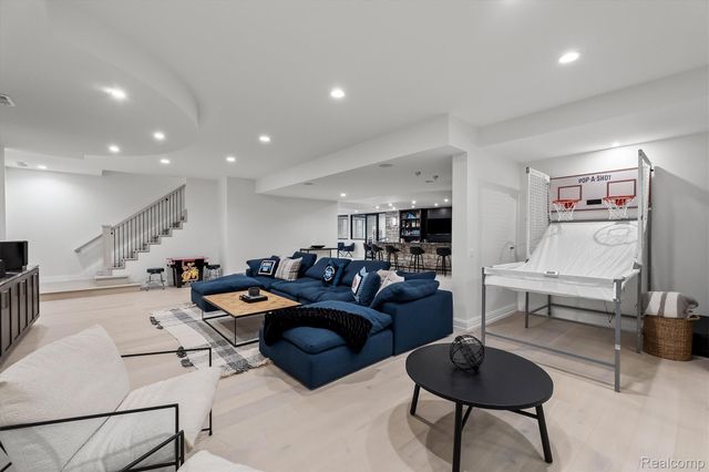 5200 Windingwood Drive, Bloomfield Charter Township, MI 48302