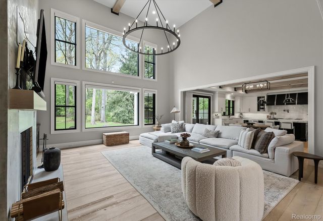 5200 Windingwood Drive, Bloomfield Charter Township, MI 48302