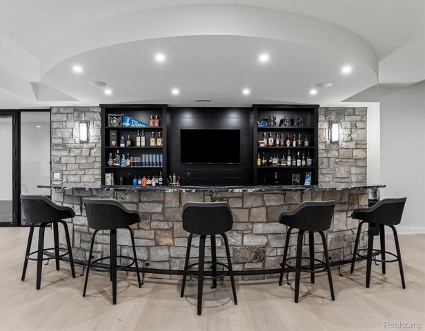 5200 Windingwood Drive, Bloomfield Charter Township, MI 48302
