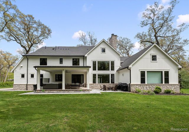 5200 Windingwood Drive, Bloomfield Charter Township, MI 48302