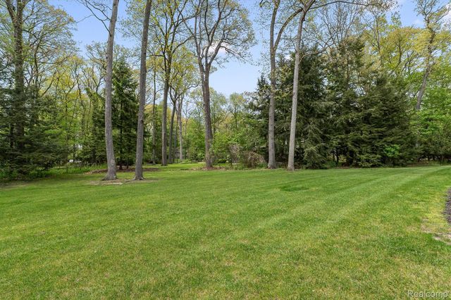 5200 Windingwood Drive, Bloomfield Charter Township, MI 48302