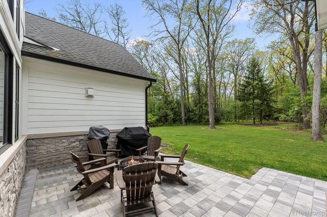 5200 Windingwood Drive, Bloomfield Charter Township, MI 48302