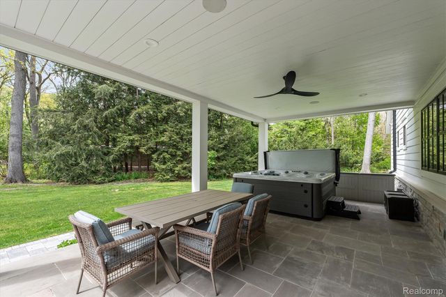 5200 Windingwood Drive, Bloomfield Charter Township, MI 48302