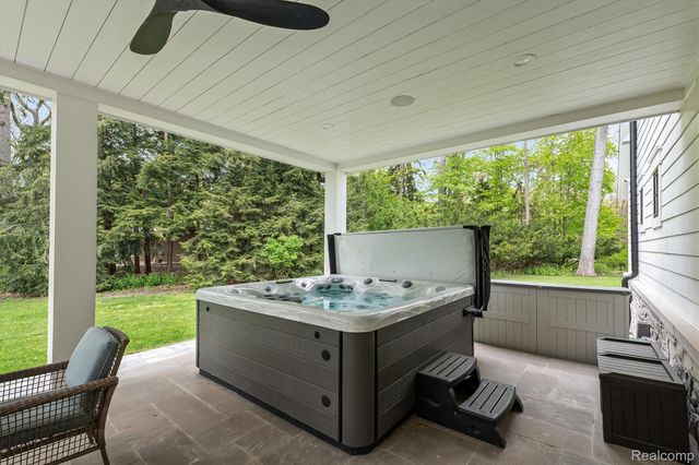 5200 Windingwood Drive, Bloomfield Charter Township, MI 48302