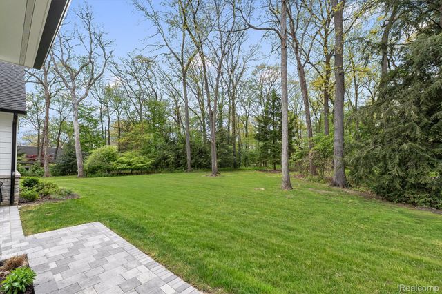 5200 Windingwood Drive, Bloomfield Charter Township, MI 48302