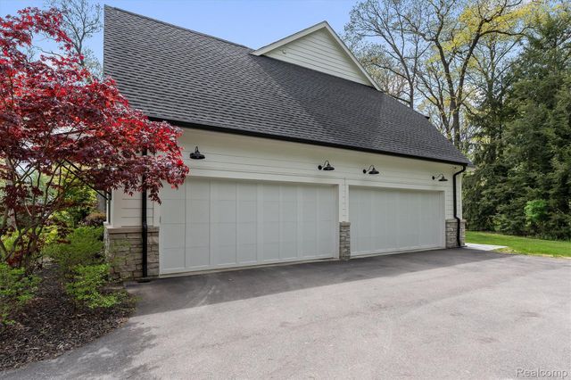 5200 Windingwood Drive, Bloomfield Charter Township, MI 48302