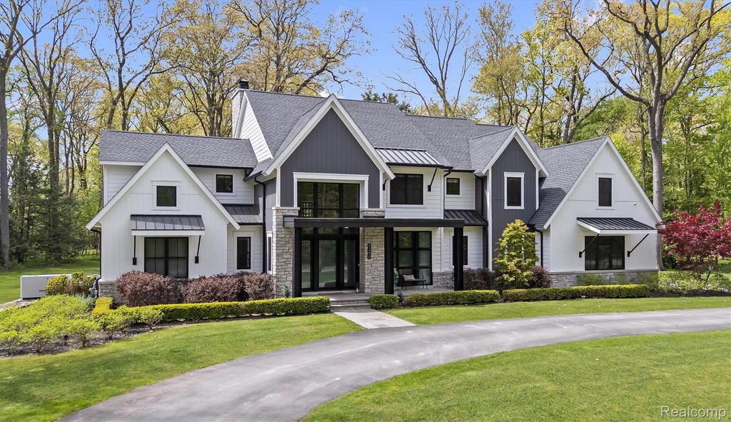 5200 Windingwood Drive, Bloomfield Charter Township, MI 48302