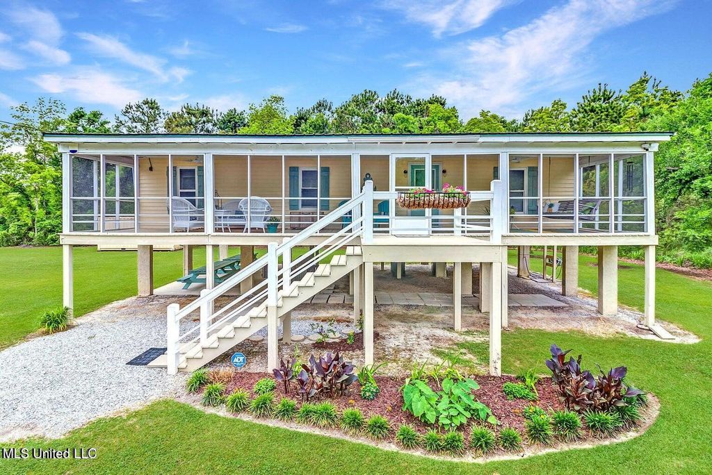 5225 Pointset Avenue, Bay Saint Louis, MS 39520