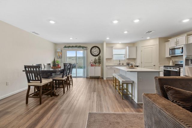 2045 Madalyn Avenue, Tulare, CA 93274