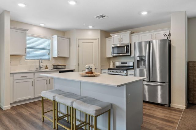 2045 Madalyn Avenue, Tulare, CA 93274