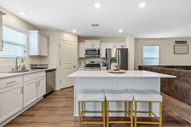 2045 Madalyn Avenue, Tulare, CA 93274