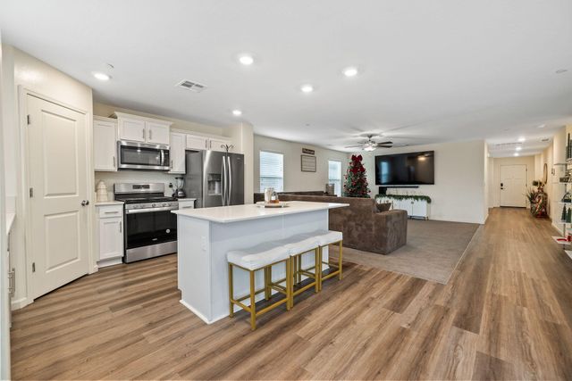 2045 Madalyn Avenue, Tulare, CA 93274