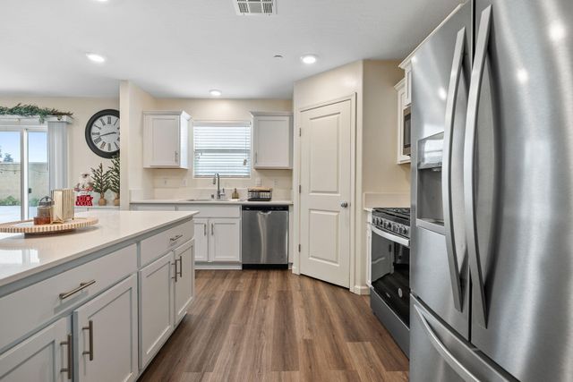 2045 Madalyn Avenue, Tulare, CA 93274