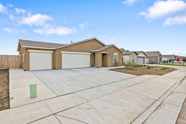 2045 Madalyn Avenue, Tulare, CA 93274