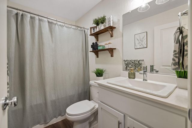 2045 Madalyn Avenue, Tulare, CA 93274