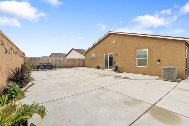 2045 Madalyn Avenue, Tulare, CA 93274