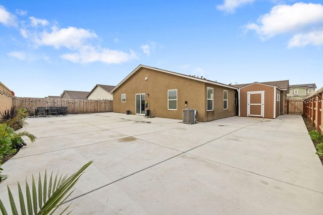 2045 Madalyn Avenue, Tulare, CA 93274