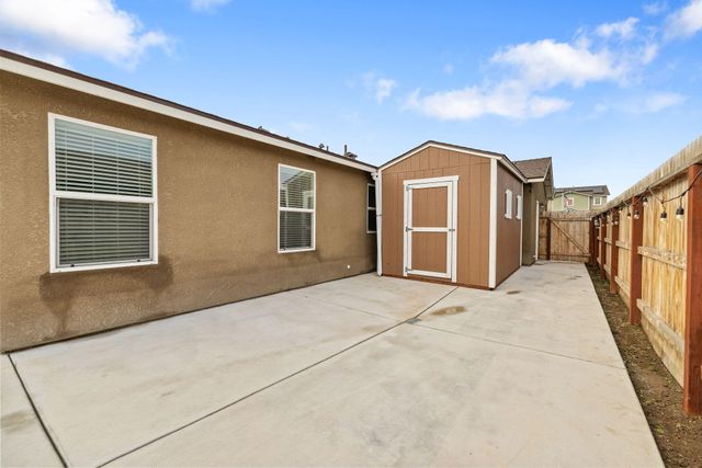 2045 Madalyn Avenue, Tulare, CA 93274