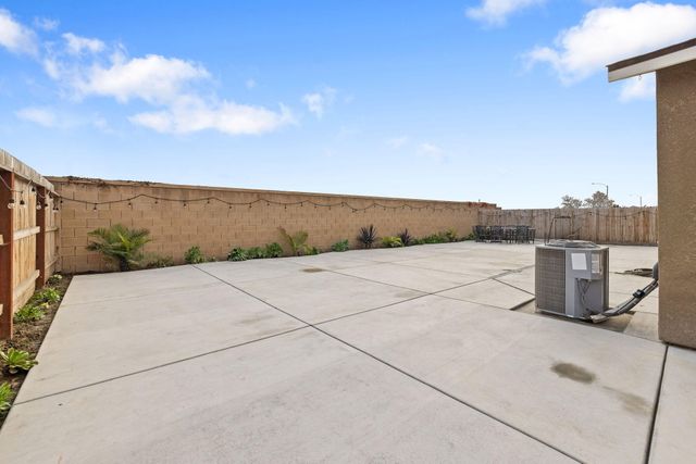 2045 Madalyn Avenue, Tulare, CA 93274