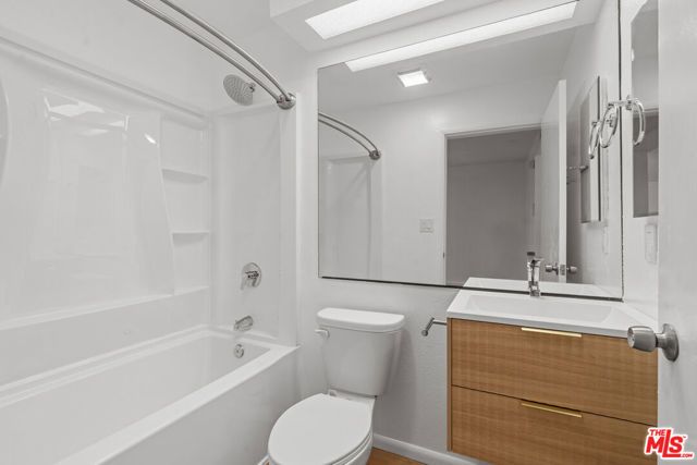 3939 Moore Street 105, Los Angeles, CA 90066