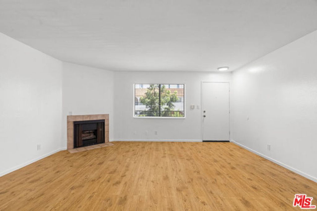3939 Moore Street 105, Los Angeles, CA 90066