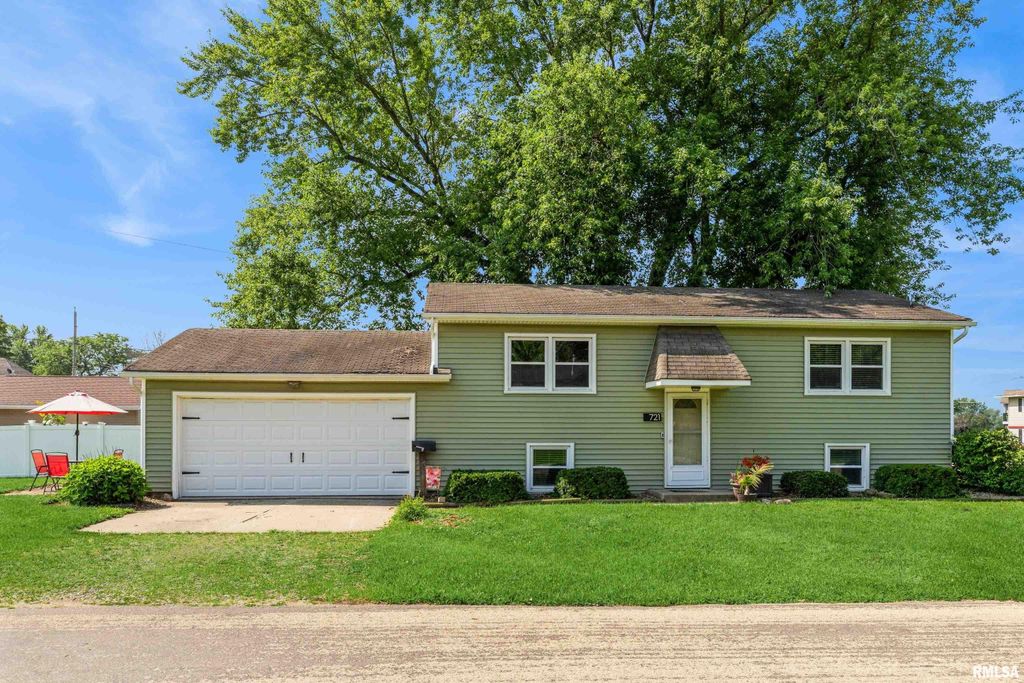 721 15TH Street, De Witt, IA 52742