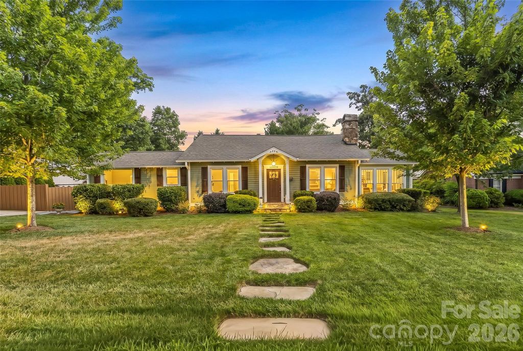 1026 14th Avenue Drive NW, Hickory, NC 28601