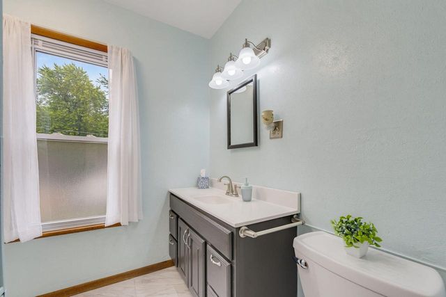 1542 S 79th STREET, West Allis, WI 53214